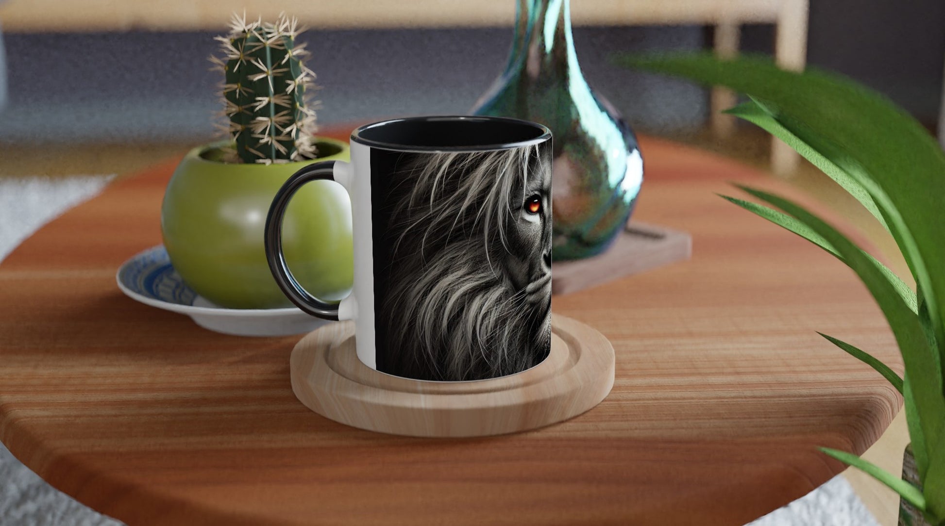 Kaffee Tasse Aslan Lion Galatasaray mit Loewenmotiv auf einem Holztisch umgeben von Pflanzen und einer dekorativen Vase