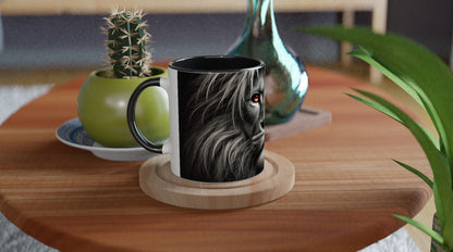 Kaffee Tasse Aslan Lion Galatasaray mit Loewenmotiv auf einem Holztisch umgeben von Pflanzen und einer dekorativen Vase