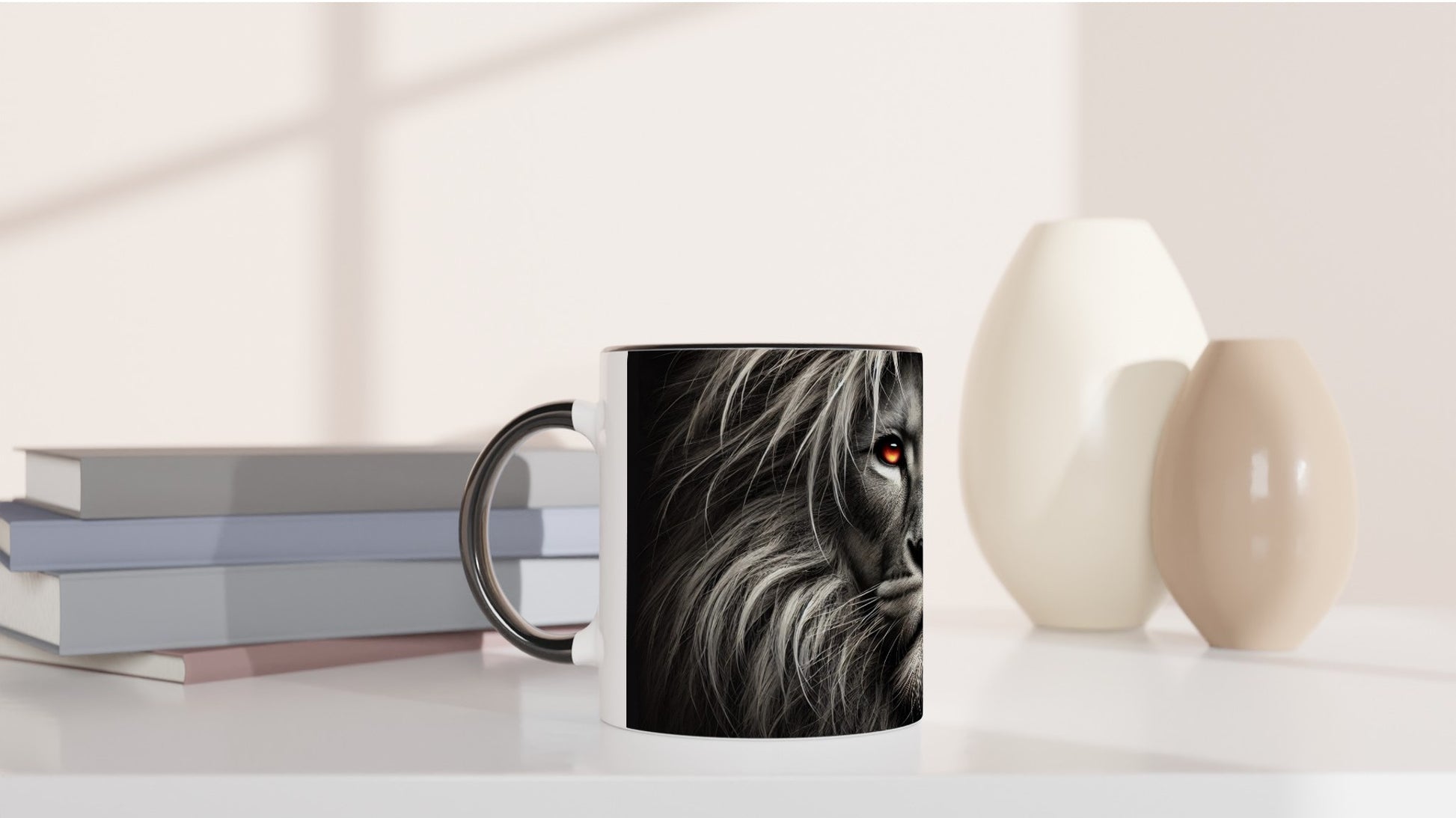 Kaffee Tasse Aslan Lion Loewe Galatasaray auf einem weissen Tisch im Hintergrund Buecher und dekorative Vasen